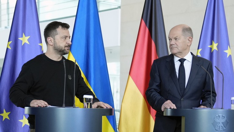 Tổng thống Ukraine Volodymyr Zelensky theo dõi Thủ tướng Đức Olaf Scholz trong bài phát biểu tại Berlin, Đức, ngày 11/10 (Ảnh: AP)