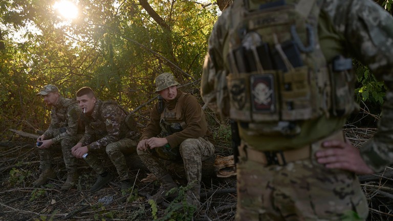 Binh sĩ Ukraine gần Pokrovsk ở Donbass vào ngày 1/10 (Ảnh: Getty)