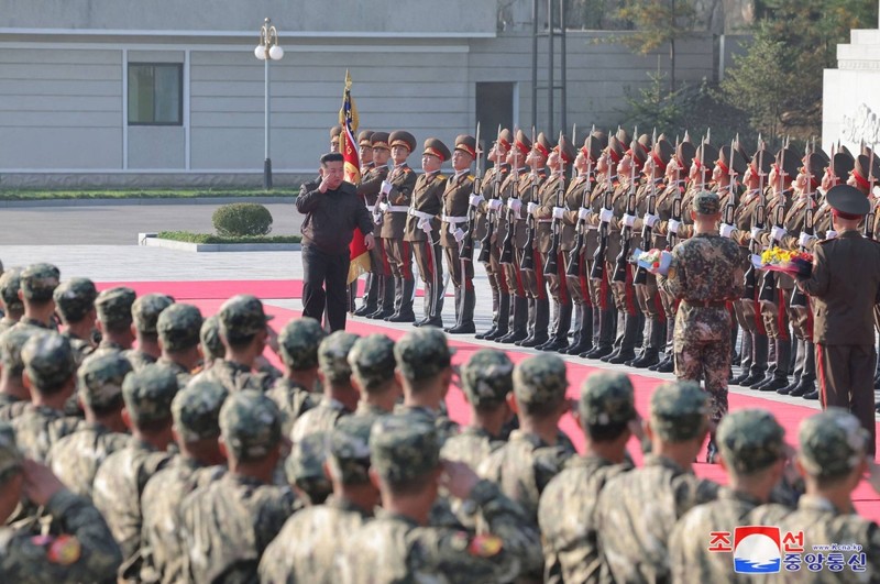 Nhà lãnh đạo Triều Tiên Kim Jong-un duyệt quân đội vào tháng trước tại một địa điểm không được tiết lộ ở nước này (Ảnh: KCNA)