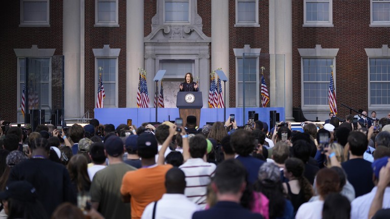 Phó Tổng thống Kamala Harris có bài phát biểu thừa nhận thất bại tại Washington, DC ngày 6/11 (Ảnh: AP)