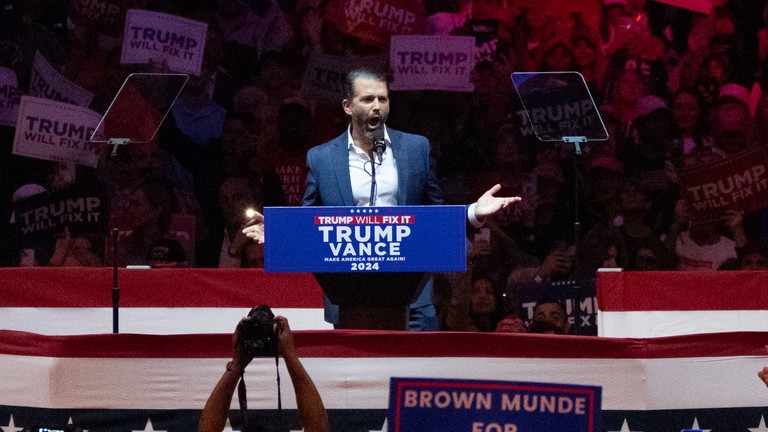 Ông Donald Trump Jr. phát biểu tại cuộc vận động tranh cử của cha mình, ông Donald Trump, ở New York, ngày 27/10 (Ảnh: Getty)