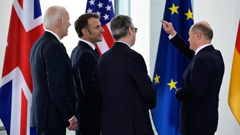 Thủ tướng Đức Olaf Scholz (phải), Tổng thống Mỹ Joe Biden (trái), Tổng thống Pháp Emmanuel Macron (thứ 2 từ trái) và Thủ tướng Anh Keir Starmer tại Berlin, Đức (Ảnh: Getty)