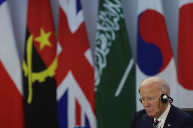 Tổng thống Mỹ Joe Biden quan sát trong hội nghị thượng đỉnh G20 tại Bảo tàng Nghệ thuật Hiện đại ở Rio de Janeiro, Brazil ngày 19/11. Ảnh: Reuters.