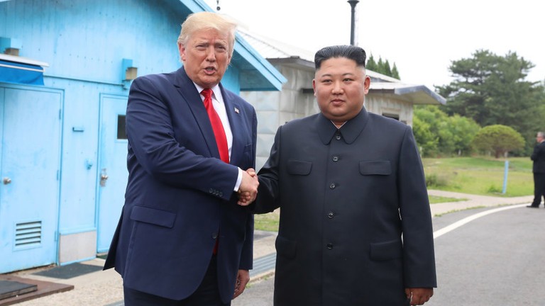 Ông Donald Trump và ông Kim Jong-un trong cuộc gặp tại Khu phi quân sự chia cắt hai miền Triều Tiên. Ảnh: Getty.