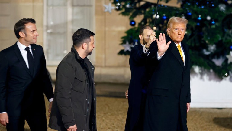 Tổng thống Pháp Emmanuel Macron chụp ảnh cùng Tổng thống đắc cử Donald Trump và Tổng thống Ukraine Volodymyr Zelensky tại Điện Elysee, ngày 7/12. Ảnh: Reuters.