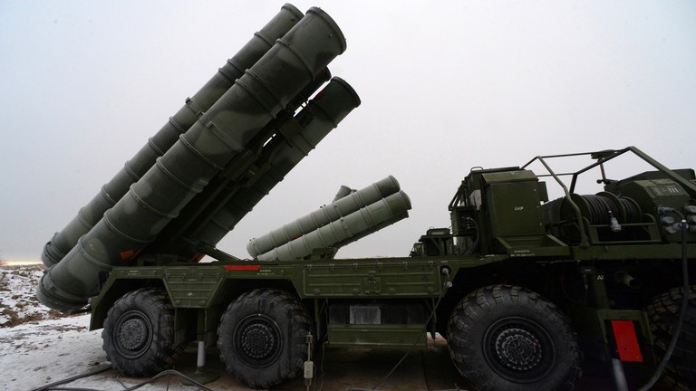 Hệ thống tên lửa phòng không S-400 Triumph. Ảnh: Sputnik.