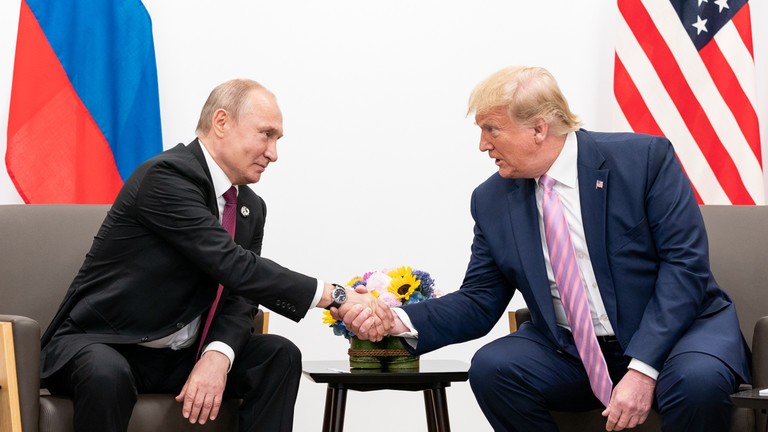 Tổng thống Nga Vladimir Putin gặp Tổng thống Mỹ Donald Trump bên lề Hội nghị thượng đỉnh G20 tại Osaka, Nhật Bản vào ngày 28/6/2019. Ảnh: RT.