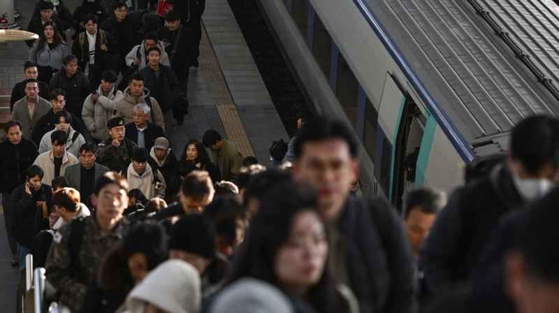 Hành khách xuống tàu tại ga xe lửa ở Seoul, Hàn Quốc vào ngày 6/12. Ảnh: AFP.