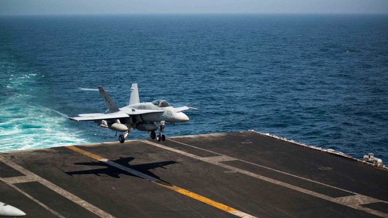 Một máy bay chiến đấu F/A-18 hạ cánh trên tàu sân bay USS Harry S. Truman (CVN 75) tháng 10/2013. Ảnh: Getty.