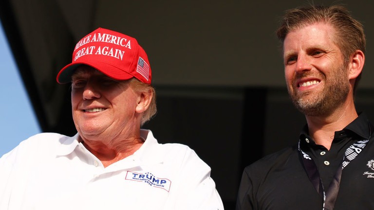 Tổng thống đắc cử Mỹ Donald Trump và con trai Eric Trump tại một CLB đánh golf ở bang Florida ngày 7/4. Ảnh: Getty.