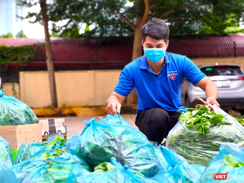 Các bạn trẻ háo hức chất rau quả lên xe để “tiếp lửa” người dân Sài thành đang “gồng mình” trong làn sóng dịch bệnh.