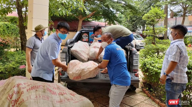 Các thành viên của CLB xe bán tải Bình Phước nhiệt tình hỗ trợ thu gom và chuyên chở nông sản để góp sức tổ chức “Chuyến xe nghĩa tình”.