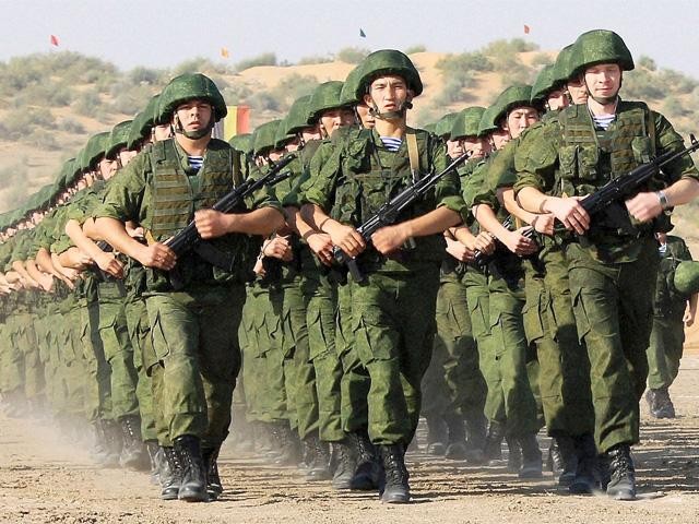 Binh sĩ Nga tham gia huấn luyện quân sự. Ảnh economictimes.indiatimes.com