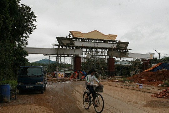 Cổng chào “khủng” này nằm trên tuyến Quốc lộ 14E đoạn qua địa phận thị trấn Tân An, huyện Hiệp Đức. Đây là công trình chào mừng kỷ niệm 30 năm ngày thành lập huyện