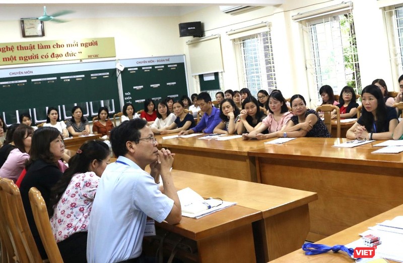 Họp cán bộ làm công tác coi thi. Ảnh: Minh Thúy