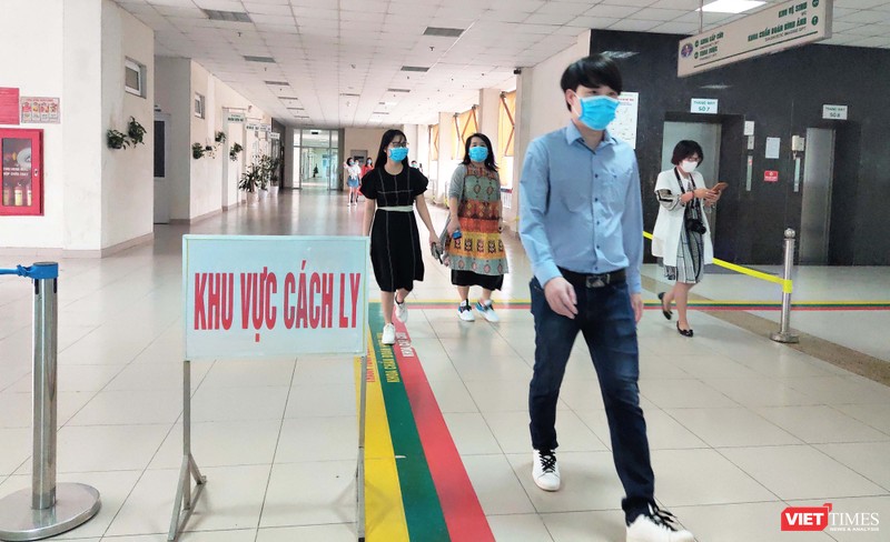 30 công dân Việt Nam tại Bệnh viện Bệnh Nhiệt đới Trung ương cơ sở 2 trong ngày ra viện. Ảnh: Minh Thúy 