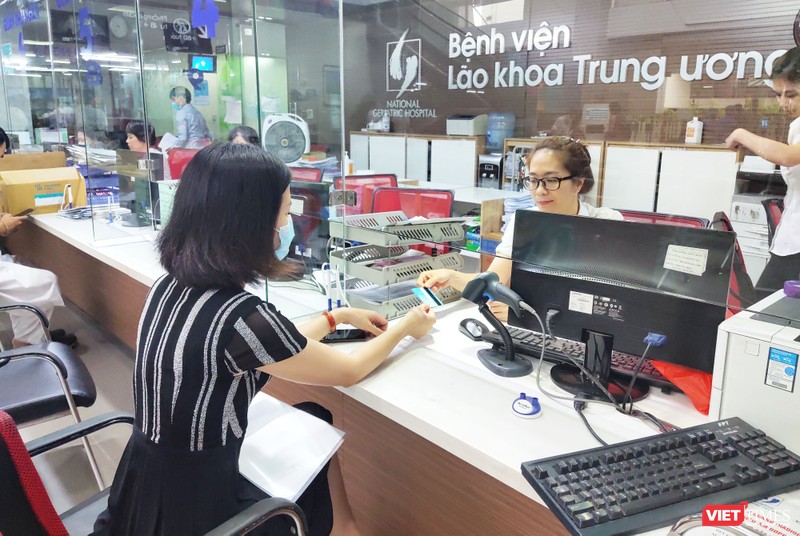 Người bệnh thanh toán viện phí qua thẻ tại Bệnh viện Lão khoa Trung ương (Ảnh: Minh Thúy) 