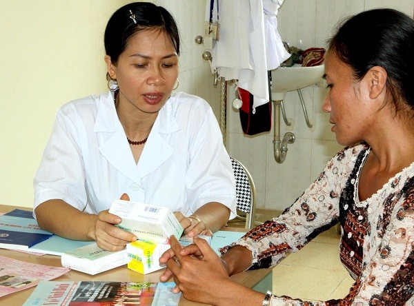 Bác sĩ tư vấn dự phòng lây truyền HIV từ mẹ sang con (Ảnh: Cục Phòng, chống HIV/AIDS) 