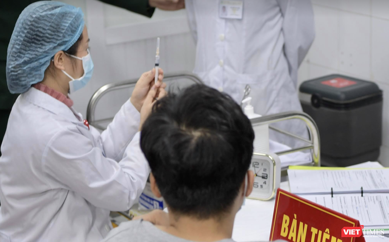 Nhân viên y tế tiêm vaccine phòng COVID-19 cho tình nguyện viên đầu tiên (Ảnh: Minh Thuý) 