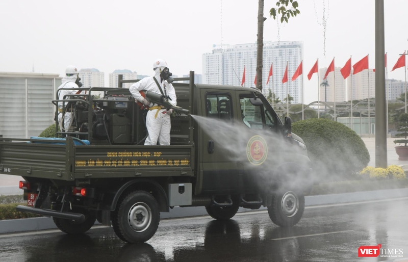 Binh chủng hoá học, Bộ Quốc phòng diễn tập phun khử khuẩn để phòng, chống dịch COVID-19 (Ảnh: Minh Thuý) 