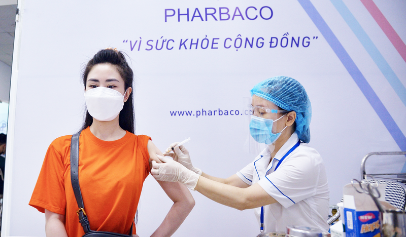 Nhân viên y tế tiêm vaccine phòng COVID-19 cho người dân (Ảnh - Pharbaco) 