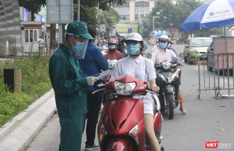 Người dân xếp hàng dài chờ kiểm tra giấy tờ ở chốt kiểm soát phòng, chống dịch COVID-19 (Ảnh - Minh Thuý) 