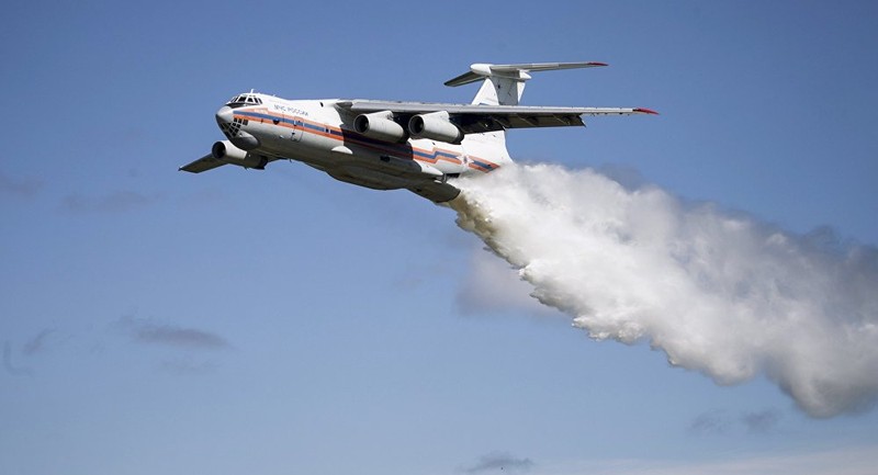 Máy bay IL-76.