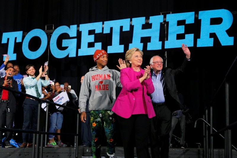 Thượng nghị sỹ Bernie Sanders và bà Hillary Clinton song hành trong các buổi vận động cuối cùng.