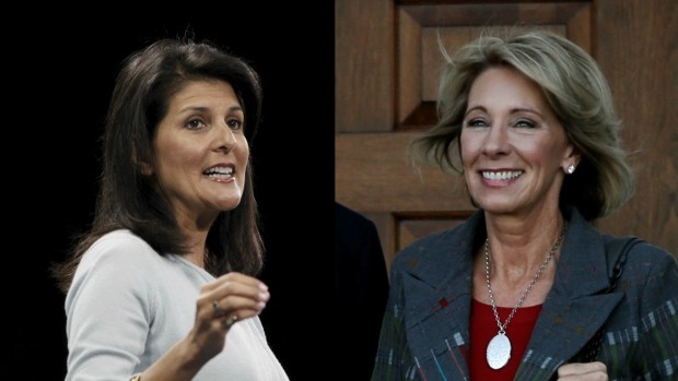 Donald Trump bổ nhiệm hai chức vụ quan trọng trong chính quyền mới là các bà Nikki Haley và Betsy DeVos.