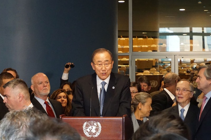 Ông Ban Ki-moon chào từ biệt nhân viên Liên hợp quốc.