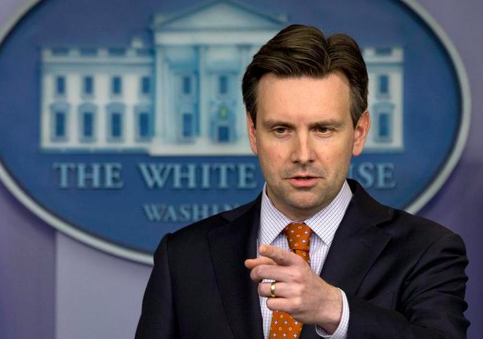 Ông Josh Earnest.