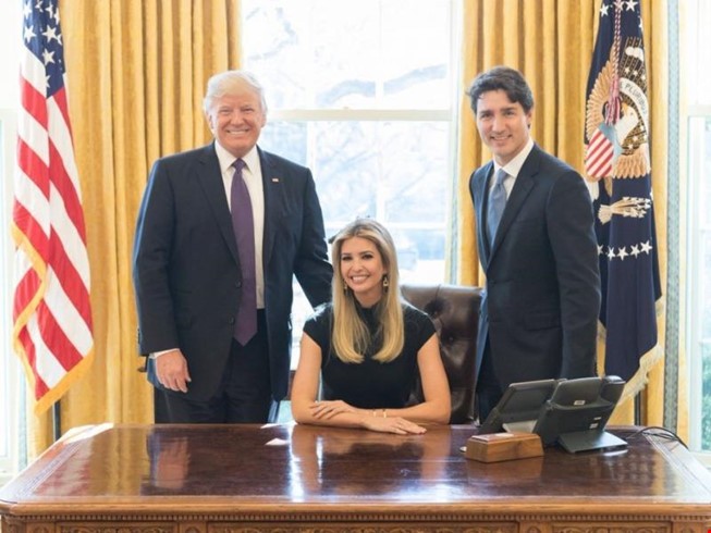 Ivanka ngồi trên chiếc ghế dành tổng thống trong phòng Bầu dục, bên cạnh là ông Trump và Thủ tướng Canada Justin Trudeau. Ảnh: TWITTER