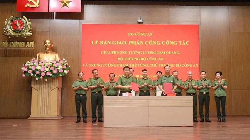 Lễ bàn giao, phân công công tác giữa Bộ trưởng Lương Tam Quang và Thứ trưởng Phạm Thế Tùng (Ảnh: Bộ Công an).