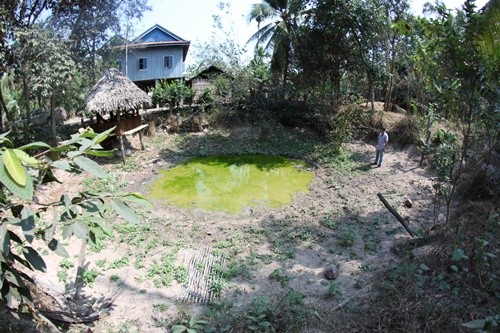 Khắp làng Prey Kdei là những hố bom khổng lồ.