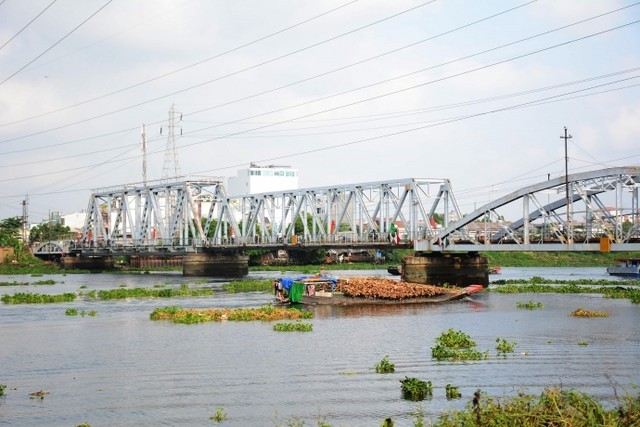 Do tĩnh không thấp, khi thủy triều lên các tàu thuyền dễ bị mắc kẹt tại cầu đường sắt Bình Lợi