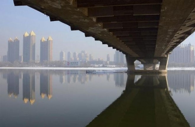 Cần Cát Lâm qua sông Songhua ở tỉnh Cát Lâm, Trung Quốc. Ảnh: Reuters