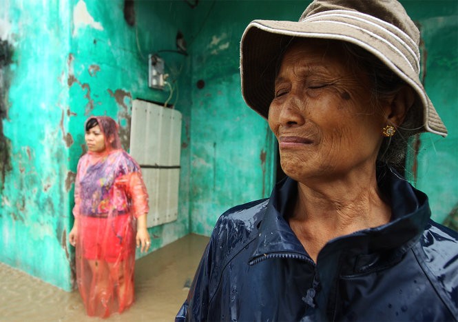 Bà Trần Thị Hợi bật khóc khi đồ đạc trong nhà bị nước lũ cuốn sạch