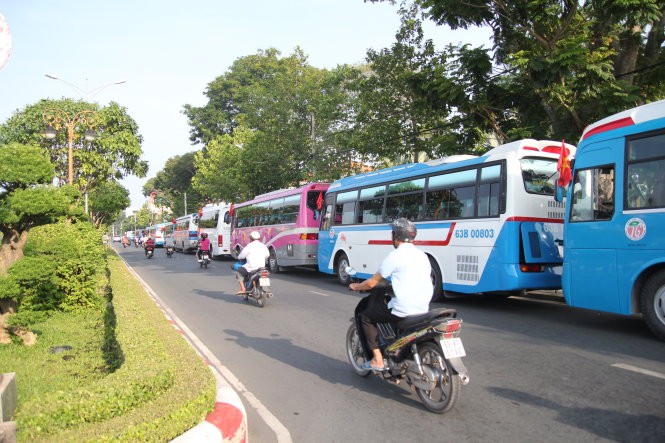 Khoảng 40 xe loại 50 chỗ đậu thành hai dãy dài trên đường