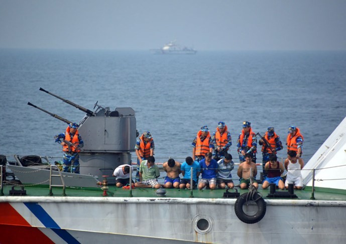Toàn bộ những tên cướp biển trên tàu Hamoon bị dẫn giải ra ngoài mặt boong