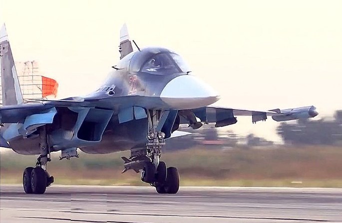 Chiếc Su-34 số hiệu 22 quay về sân bay Hmaymeen, Latakia, Syria ngày 1.10 do trục trặc hệ thống điều khiển dẫn đường vệ tinh với loại bom công phá KAB-500S - Ảnh chụp clip