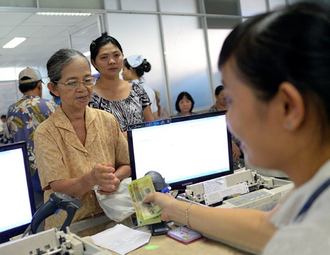 Viện phí tăng chắc chắn sẽ ảnh hưởng đến người dân, đặc biệt là những người chưa tham gia bảo hiểm y tế. Trong ảnh: người dân đóng tiền viện phí tại Bệnh viện Đa khoa quận Bình Thạnh, TP.HCM - Ảnh: Hữu Khoa