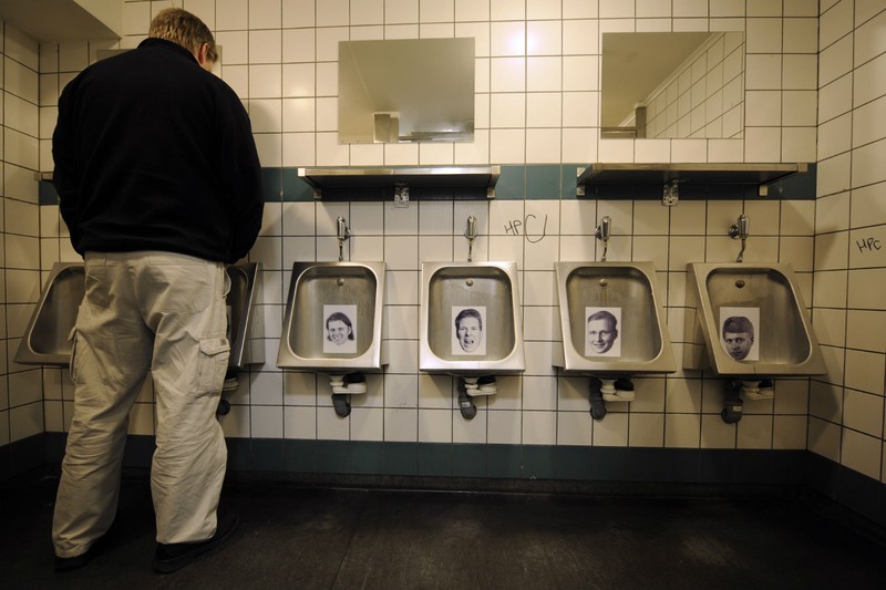 Các chủ ngân hàng có vai trò trong cuộc khủng hoảng tài chính 2008 bị dán ảnh trong bồn cầu ở các nhà vệ sinh công cộng tại Iceland.