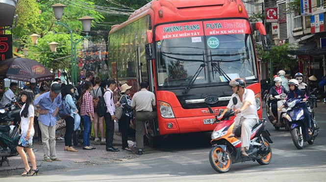 Trạm xe Phương Trang trên đường Đề Thám, Q.1, TP.HCM đón rất nhiều khách từ TP.HCM đi các điểm du lịch như Mũi Né, Đà Lạt... (ảnh chụp trưa 9-11) - Ảnh: Quang Định