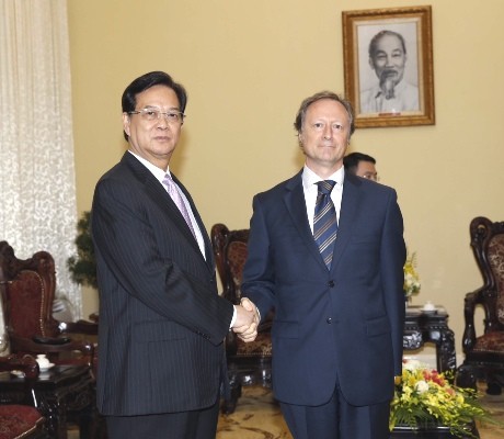 Thủ tướng Nguyễn Tấn Dũng tiếp ông Bruno Angelet, Đại sứ, Trưởng phái đoàn Liên minh châu Âu (EU) tại Việt Nam. Ảnh: VGP/Nhật Bắc