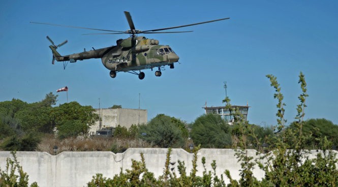 Một chiếc Mi-8 bay bên trên căn cứ Khmeimim của Nga. Đây là loại trực thăng Nga dùng để giải cứu phi công chiếc Su-24 bị bắn - Ảnh: Sputnik