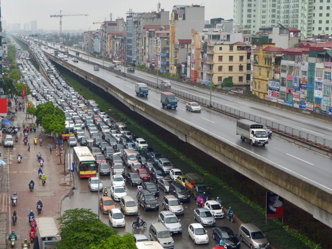 Những ngày mưa, lượng ôtô tràn kín mặt đường vành đai 3 dưới đất và nhánh rẽ từ trên cao xuống, gây ùn tắc kéo dài ở nút giao Thanh Xuân - Ảnh: Anh Hưng