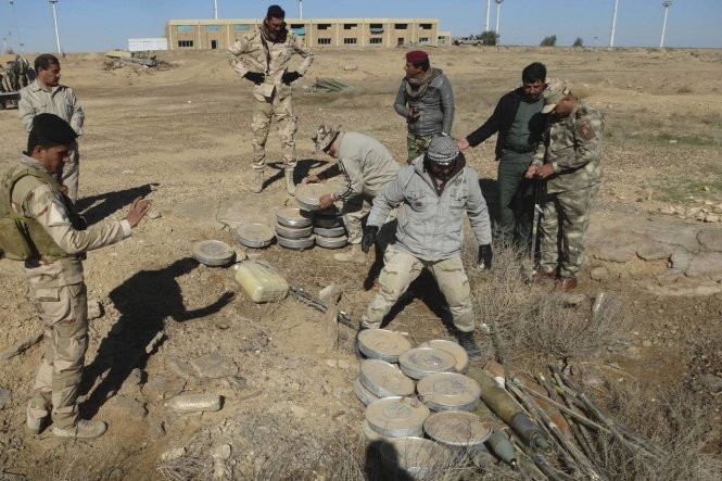 Binh sĩ Iraq dọn mìn do IS gài ở Ramadi - Ảnh: WSJ
