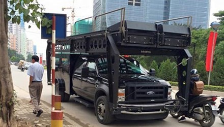 Chiếc Ford F550 Super Duty đồ sộ chạy trên đường phố Hà Nội đã khiến nhiều người phải ngoái nhìn.