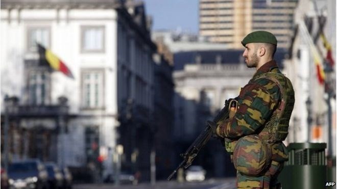 Cảnh sát vũ trang của Bỉ đứng gác ở trung tâm thủ đô Brussels. (Nguồn: AFP)