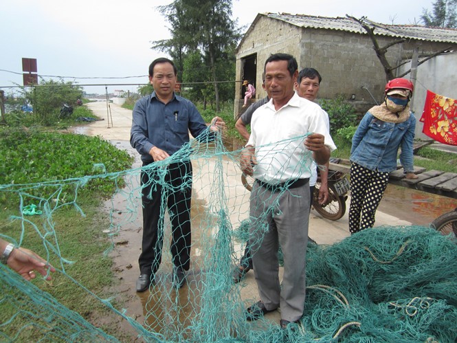 Lưới của ngư dân Cửa Việt bị tàu Trung Quốc phá hoại - Ảnh: Nguyễn Phúc